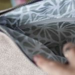 Beżowa prosta kopertówka z weluru - 