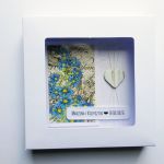 Subtelna kartka na ślub niebieskie kwiaty - Kartka na ślub w pudełku