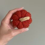 Dynia ozdobna, S, ciemnopomarańczowa z żółtym ogonkiem - 1 szt. - Dynia ozdobna handmade, rozmiar S, kolor ciemnopomarańczowy, żółty ogonek - 1 szt.