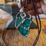 Surowy Amulet Mocy z Malachitu – Styl RAW - Naszyjnik z surowego malachitu metodą tiffaniego