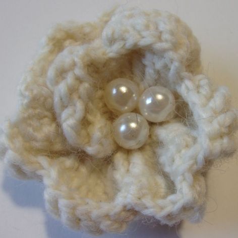 Broszka - biała gardenia z trzema perłami