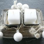 Białe świece w wiklinowym koszu - 