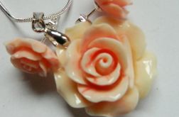 Delikatne, kremowo-różowe róże z korala, wisiorek i kolczyki