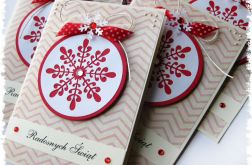 Kartka świąteczna ze śnieżynkową bombką