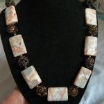 Beżowo-kremowy marmur, okazały naszyjnik - 