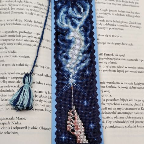 Ręcznie haftowana zakładka do książki z zaklęciem ochronnym Harry’ego Pottera.