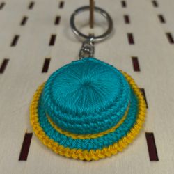 Ręcznie robiony brelok – mini kapelusz szydełkowy turkusowo- żółty