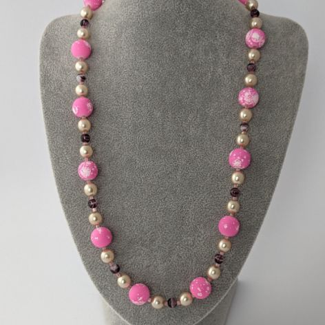 Naszyjnik z różowymi, matowymi, szklanymi koralikami z koralikami w kolorze perłowym z recyklingu