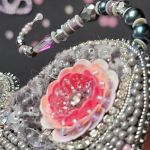 Broszka "Myszka ciemna z różą" haftowana cekinamy i koralikami - "Myszka ciemna z różą" broszka haftowana cekinamy i koralikami