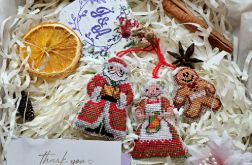 Zestaw świątecznych haftowanych zawieszek na choinkę -Mikołaj, Pani Mikołajowa, Pierniczek.