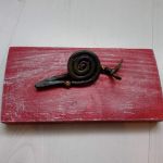 Domowy ślimak na desce - Dekorcyjny element