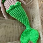 Syrenka, Lalka syrenka, Prezent dla dziewczynki - Kolorystyka - ogonek w kolorze zielonym neonowym, biustonosz - ziołowy zielony.