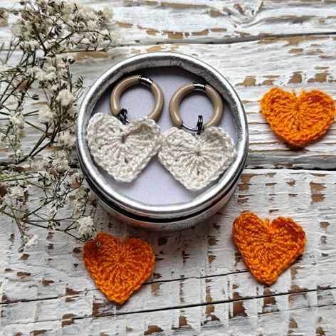 Kolczyki serduszka szydełkowe z zapięciem z emalii - białe