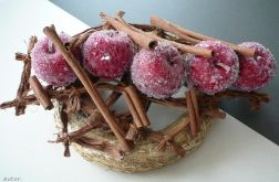 Czerwone jabłka z cynamonem