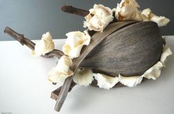 Kwiaty w pękniętej skorupie