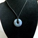 Kamien harmonii. Szaro-zielony agat mszysty, wisiorek kółko - 