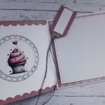 Kartka na walentynki ze świnką, nietypowy napis - Wnętrze kartki i przód etykietki