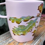 Różowy, porcelanowy kubek ręcznie malowany Jesienne liście  - 