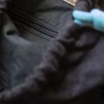 Czarna torba z kominem z ekoskóry parciane pasy - 