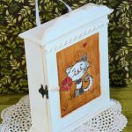 Szafka na klucze - Zakochany kotek - Główna ściana wewnątrz bejcowana, dodatkowo ozdobiona obrazkiem wypalonym w drewnie - zakochany kotek trzymający kwiatek - malowany farbą akrylową.