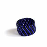 Pierścionek koralikowy czarno niebieski - pierścionek czarno niebieski w paski