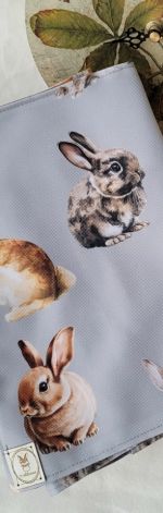 Wodoodporne etui na książkę: króliki na szarym 