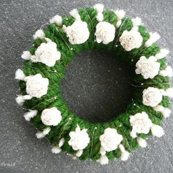 Wianek "Białe kwiaty wśród zieleni"