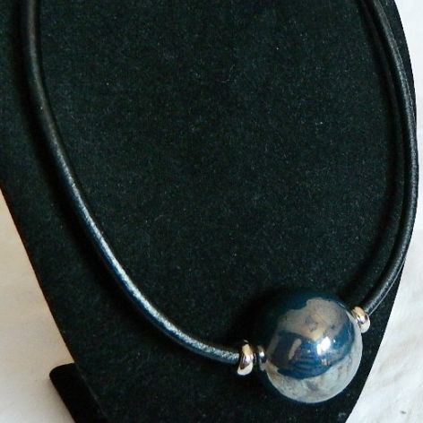 Porcelana i skóra, kula na rzemieniu, naszyjnik dla minimalistki