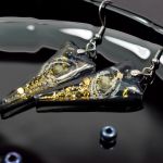 kosmiczne kolczyki sztyfty z żywicy -trójkątne - nowoczesne kolczyki