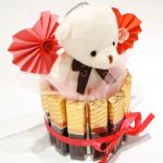 Walentynki Biały Miś z czekoladkami Merci i sercami - Biały misiek z czekoladkami