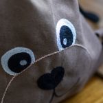 Plecak dziecięcy Miś – ręcznie haftowany | Nubuk | 28 × 34 cm | Unikat handmade - 