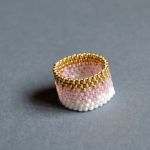 Pierścionek koralikowy biało-różowo-złoty 2 - pierścionek na prezent