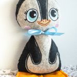Pingwinek Alan 19 cm - Oto pingwinek idealny dla małego dziecka - bezpieczny i przyjazny - ma na imię Alan Uszyty z czarnej bawełny w połączeniu z filcem To słodka maskotka idealna nie tylko na święta Całość wykonana z dużą dozą miłości i dokładności - oczka i dziubek to haft m