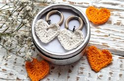 Kolczyki serduszka szydełkowe z zapięciem z emalii - białe