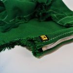 spódnica indiańska zielona - zbliżenie na spódnicę - zamek i metka firmowa