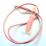 Blado różowy agat , prosty, minimalistyczny wisiorek na rzemyku - 