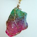 Kwarc tęczowy, duży surowy kamień w oplocie wire wrapping, wisiorek - 