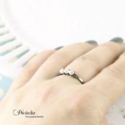 White - pierścionek ze szkłem