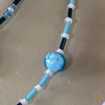 Naszyjnik z trzech połączonych sznurów, ze szklanych koralików w odcieniach niebieskiego i zawieszką w kształcie serca (z recyklingu) - Szklane koraliki