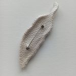 Biała broszka z piórkiem prezent dla Anioła - Przypnij do płaszcza lub podaruj komuś kto jest Twoim Aniołem.