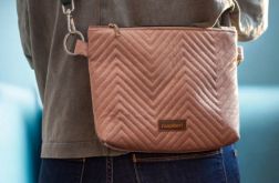 Pikowana kopertówka w kolorze pudroworóżowym