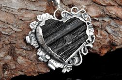 Wisiorek srebrny z czarnym turmalinem serce