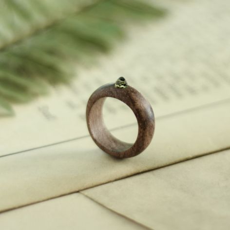 Mahoniowy pierścionek z peridotem