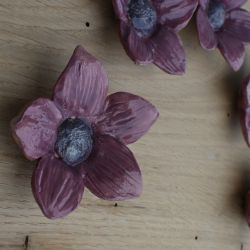 Fioletowy kwiatek ceramiczny