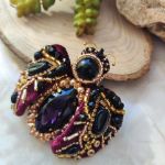 Ekskluzywna broszka żuk z koralików i kryształów - Haftowana ręcznie koralikami, kryształkami i perełkami – dopracowana w każdym detalu.