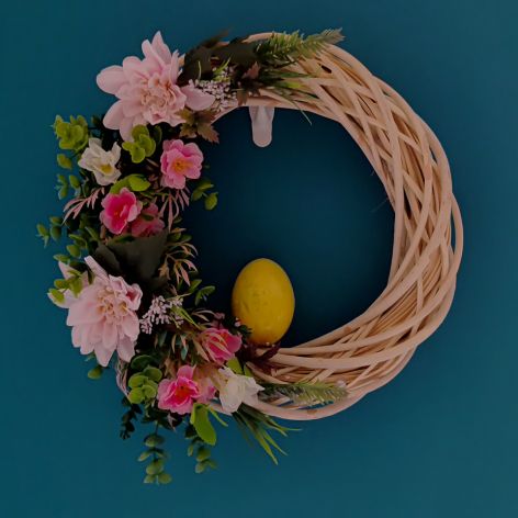 Wiosenny wianek dekoracyjny z jajem 