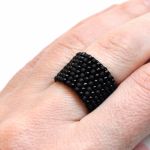Pierścionek koralikowy czarny 18 - pierścionek na prezent