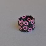 Pierścionek koralikowy w kwiatuszki 2 - pierścionek szaro-różowy