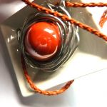 Pomarańczowa porcelana kula w oplocie-wisior - 