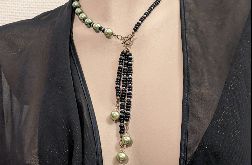 Piękny, elegancki i bardzo modny, niesymetryczny naszyjnik ze szklanych koralików w kolorze czarno - zielonym.